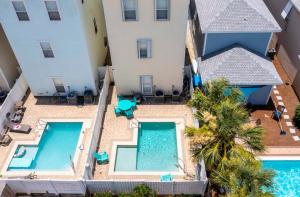 eine Luftaufnahme von zwei Gebäuden mit zwei Swimmingpools in der Unterkunft Holiday Beach at Thomas Drive in Panama City Beach