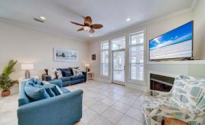ein Wohnzimmer mit einer blauen Couch und einem Kamin in der Unterkunft Holiday Beach at Thomas Drive in Panama City Beach