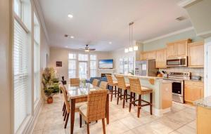 eine Küche und ein Esszimmer mit Tisch und Stühlen in der Unterkunft Holiday Beach at Thomas Drive in Panama City Beach
