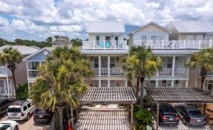 ein großes Gebäude mit Palmen auf einem Parkplatz in der Unterkunft Holiday Beach at Thomas Drive in Panama City Beach