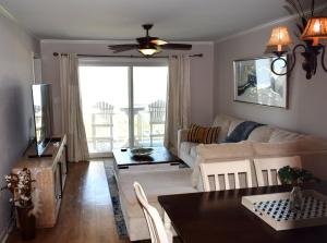 TV a/nebo společenská místnost v ubytování Oceanfront Paradise