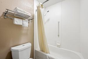 Ένα μπάνιο στο Super 8 by Wyndham Garysburg/Roanoke Rapids +30 φωτογραφίες