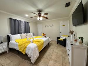 a bedroom with a bed with a yellow blanket at Sunshine Nest in Lehigh Acres
