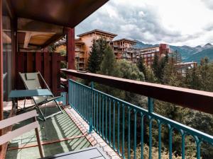 アーク 1801にあるRésidence Nova - Appartement 2 pièces 6 personnes proche des pistes, des commerces, de la garderie et de l'ESF au centre de la station d’Arc 1800 MAE-2691の山々の景色を望むバルコニー(椅子付) +11枚の写真