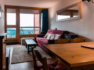 アーク 1801にあるRésidence Nova - Appartement 2 pièces 6 personnes proche des pistes, des commerces, de la garderie et de l'ESF au centre de la station d’Arc 1800 MAE-2691のソファとテーブルのあるリビングルーム