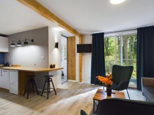 una cucina e un soggiorno con tavolo e sedie di Apartamenty Dabrowka Standard - w lesie, prywatny parking, sauna, park a Jelenia Góra