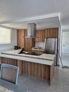 a kitchen with a stove and a counter top at Departamento con 3 habitaciones en Torre Palmas in Tijuana
