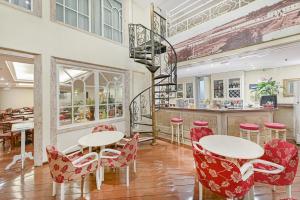 a restaurant with two tables and red chairs at Hotel Dan Inn Campinas Cambuí - Um Hotel Clássico em Campinas By Nacional Inn in Campinas