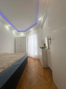 Katil atau katil-katil dalam bilik di Apartmani LUX 68