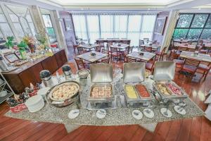 uma linha de buffet com muitos alimentos diferentes em uma mesa em Hotel Dan Inn Campinas Cambuí - Um Hotel Clássico em Campinas By Nacional Inn em Campinas mais 52 fotografias