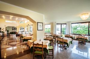Gallery image of Hotel Lido La Perla Nera in Stresa