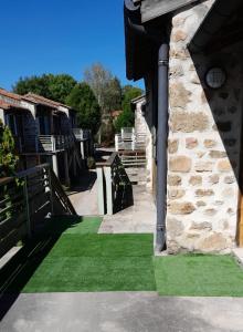 Una casa con césped verde al costado. en Appartements indépendants dans chalet en Auvergne, en Chomelix 11 fotos más