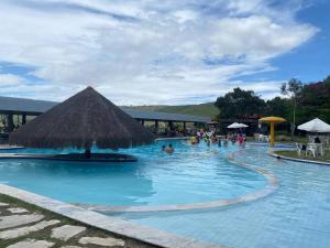 Bazén v ubytování Flat no Condomínio Monte Castelo ao lado da área de lazer, Gravatá-PE nebo v jeho okolí + 27 fotografií