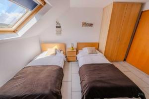 モンドルフ・レ・バンにあるLoveの窓のある小さな部屋にベッドが2つある