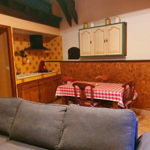 O bucătărie sau chicinetă la Charmant logement dans village de montagne