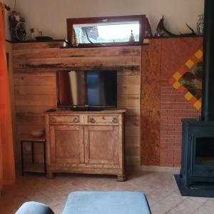 EsbareichCharmant logement dans village de montagne的房间里的木柜上的电视
