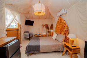Ένα ή περισσότερα κρεβάτια σε δωμάτιο στο Arena y Mar Seaside Glamping - Adults Only by The Spot Rentals