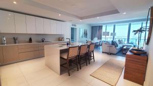 eine Küche und ein Wohnzimmer mit Aussicht in der Unterkunft NEW Amrit Resort Oceanview Retreat in Singer Island