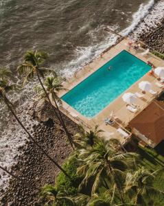 an overhead view of a swimming pool next to the ocean at 2BR 2BA The Aloha Cottage in Lahaina