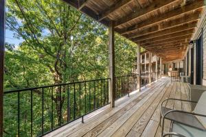 a screened porch with a view of the trees at Compton Ridge Lodge in Branson