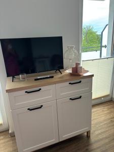 Μια τηλεόραση ή/και κέντρο ψυχαγωγίας στο Apartament Różany