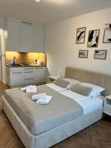 2 letti in una camera da letto con asciugamani di PLANETA 106 - tylko 100 m do GŁÓWNEGO DEPTAKU i plaży! a Mielno