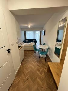 Camera piccola con letto, tavolo e sedie di PLANETA 106 - tylko 100 m do GŁÓWNEGO DEPTAKU i plaży! a Mielno Altre 15 foto