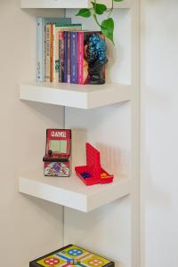 Η βιβλιοθήκη του διαμερίσματος