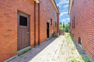 リッチモンドヒルにあるCozy 1BR Lower Level Walking distance to shopsのレンガ造りの建物にあるドアのあるレンガ造りの路地 +7枚の写真