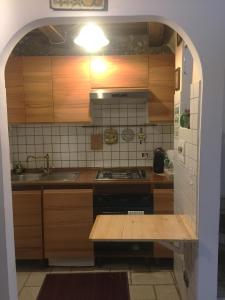 Η κουζίνα ή μικρή κουζίνα στο Grottino Apartment Parco Velino Sirente