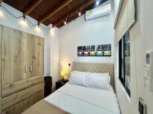 Ένα ή περισσότερα κρεβάτια σε δωμάτιο στο Suitable unique design with natural light Envigado