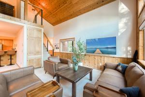 Χώρος καθιστικού στο Hearthlight Cabin at Tahoe Donner by Tahoe Getaways - Pet-Friendly 3BR w Guest Suite