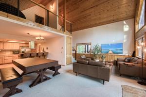 Χώρος καθιστικού στο Hearthlight Cabin at Tahoe Donner by Tahoe Getaways - Pet-Friendly 3BR w Guest Suite