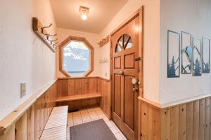 Φωτογραφία από το άλμπουμ του Hearthlight Cabin at Tahoe Donner by Tahoe Getaways - Pet-Friendly 3BR w Guest Suite σε Donner Pines Tract +43 φωτογραφίες