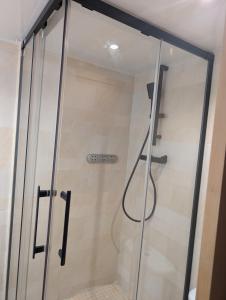 a shower with a glass door in a bathroom at Apartamento en Viladecans cerca del aeropuerto in Viladecáns