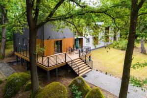 una vista aerea di una casa con terrazza di Apartamenty Dabrowka Plus - w lesie, prywatny parking, sauna, park a Jelenia Góra