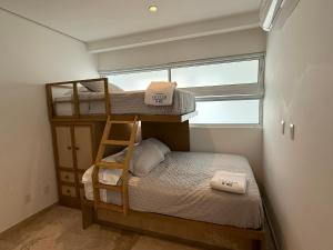 Cette petite chambre dispose de 2 lits superposés et d'une fenêtre. dans l'établissement Departamento para 12 personas con vista al mar, à Acapulco 51 autres photos