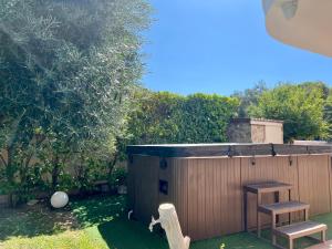 a small wooden shed with two benches in a yard at Villa Damare in Taranto