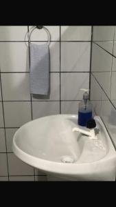 a white sink in a bathroom with a towel at Restaurante e Pousada Mandacaru Abacate in Campestre