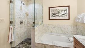 Koupelna v ubytování 1326 Studio Lodge At Spruce Peak at Stowe Mt Resort Sleeps 4 + 17 fotografií