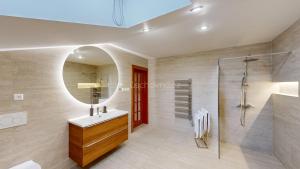 ズリーンにあるVila Kamenecの洗面台と鏡のあるバスルーム +54枚の写真