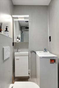 Phòng tắm tại Signature Compact Studio by Arctic Seasons