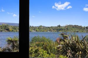 Elle offre une vue sur le lac depuis sa fenêtre. dans l'établissement A Lakeside Story - Lakefront at Okere Falls, à Okere Falls