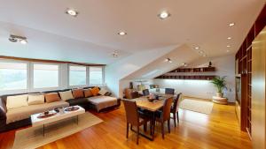 ズリーンにあるVila Kamenecのソファとテーブルのあるリビングルーム