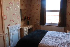 Beeston HillにあるBlooming 2 bedroom Propertyのベッドと窓のある寝室