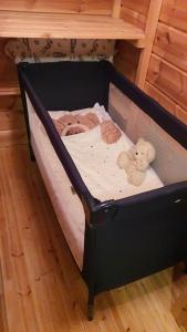 Postel nebo postele na pokoji v ubytování Villa Salme lemmikkiystävällinen mökki Taivalkoskella Jokijärven rannalla