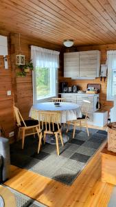 Fotografie z fotogalerie ubytování Villa Salme lemmikkiystävällinen mökki Taivalkoskella Jokijärven rannalla v destinaci Taivalkoski + 28 fotografií