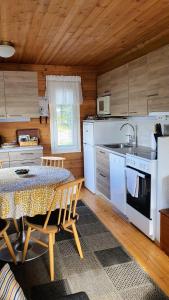 Kuchyň nebo kuchyňský kout v ubytování Villa Salme lemmikkiystävällinen mökki Taivalkoskella Jokijärven rannalla