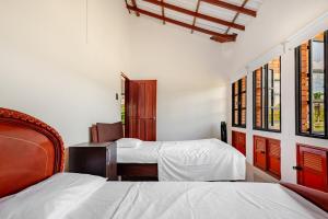 a bedroom with two beds and a window at Moderna cabaña en Viterbo con Aire AC y Piscina in Viterbo