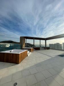 a hot tub on the roof of a building at Salguero Suite in Gaira